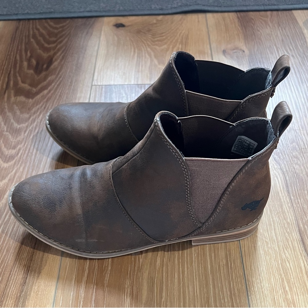 Lightly worn women’s brown boots